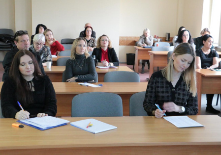 Uczestnicy konferencji podczas słuchania wykładów - konferencja pt. Praca z ucznie z doświadczeniem migracyjnym w polskiej szkole – organizacj