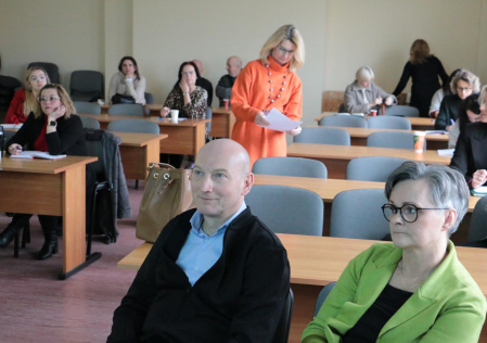 Prelegenci i uczestnicy konferencji pt. Praca z ucznie z doświadczeniem migracyjnym w polskiej szkole – organizacja, wyzwania i inspiracje metodyczne