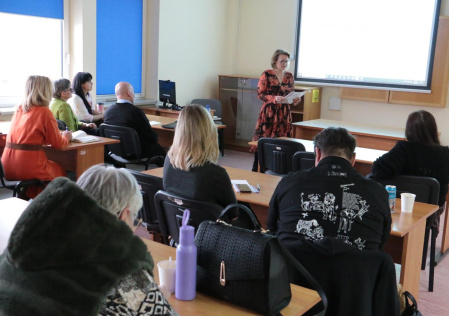 Wystąpienie nauczyciela-konsultanta RODN WOM w Częstochowie podczas konferencji pt. Praca z ucznie z doświadczeniem migracyjnym w polskiej szkole – organizacja, wyzwania i inspiracje metodyczne - 2