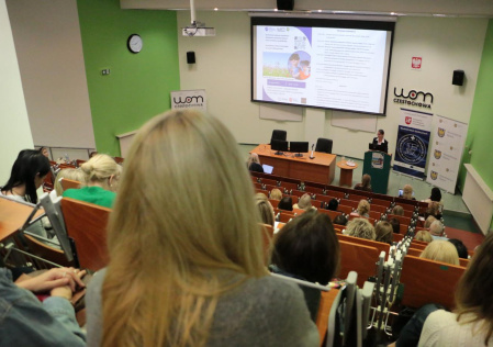 Jak uczyć w cyfrowym świecie? Podsumowanie konferencji naukowo-metodycznej