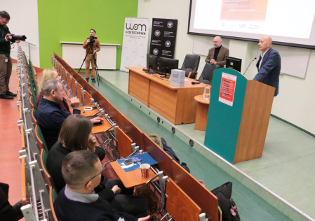 zdjęcie nr 5 - prowadzący i publiczność