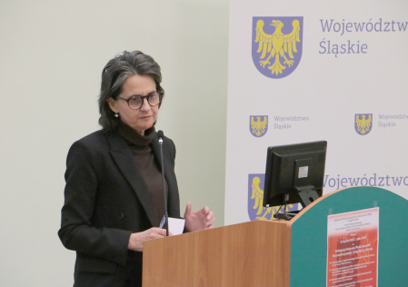 zdjęcie nr 1 - Rozpoczęcie konferencji, Aneta Żurek - dyrektor RODN "WOM" w Częstochowie