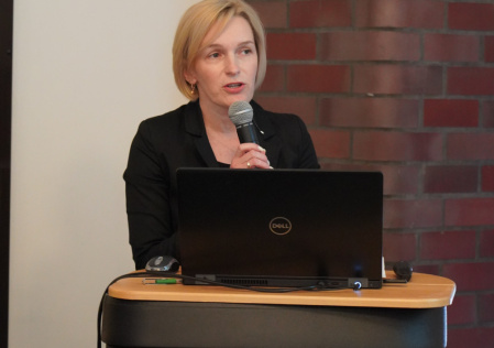 zdj. 4 - współorganizatorka konferencji i prelegntka