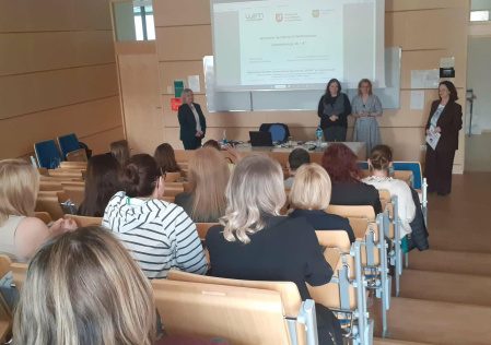 Powitanie uczestników - dr hab. Elżbieta Pawlikowska-Asendrych i Jadwiga Mielczarek, wicedyrektor RODN WOM w Częstochowie.