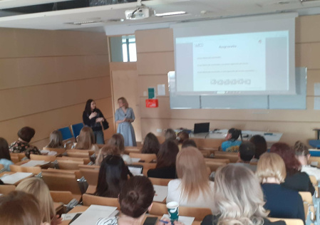 Uczestnicy konferencji na sali uniwersyteckiej