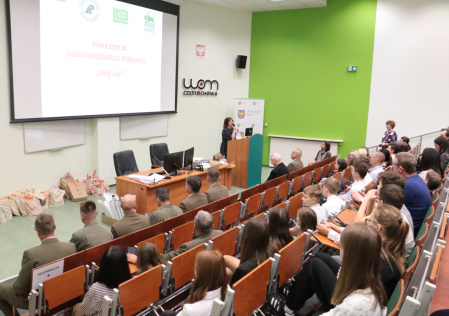 Pani Aleksandra Krawczyk, nauczyciel-konsultant RODN „WOM” w Częstochowie, podczas rozpoczęcia konferencji