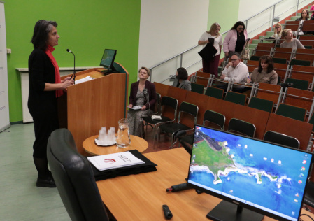 Otwarcie konferencji przez Anetę Zurek, dyrektora RODN WOM