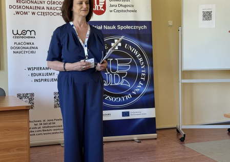 mgr Jadwiga Mielczarek, wicedyrektor RODN „WOM” w Częstochowie – rozpoczęcie II Konferencji Naukowo-Metodycznej pt. „Współczesne wyzwania edukacji wczesnoszkolnej i przedszkolnej – znaczenie uczenia się przez doświadczanie w budowaniu kompetencji przyszło