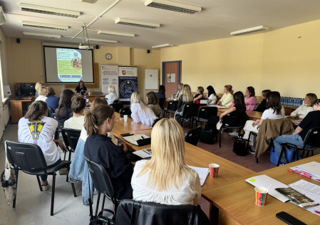 Uczestniczki II Konferencji Naukowo-Metodycznej pt. „Współczesne wyzwania edukacji wczesnoszkolnej i przedszkolnej – znaczenie uczenia się przez doświadczanie w budowaniu kompetencji przyszłości”.