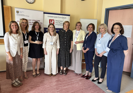 Prelegentki i organizatorki II Konferencji Naukowo-Metodycznej pt. „Współczesne wyzwania edukacji wczesnoszkolnej i przedszkolnej – znaczenie uczenia się przez doświadczanie w budowaniu kompetencji przyszłości”.