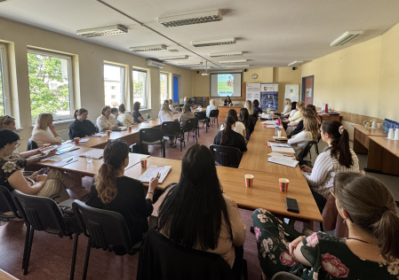 Uczestniczki II Konferencji Naukowo-Metodycznej pt. „Współczesne wyzwania edukacji wczesnoszkolnej i przedszkolnej – znaczenie uczenia się przez doświadczanie w budowaniu kompetencji przyszłości”.