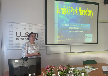 Pani Elżbieta Janik przedstawia Wartości przyrodniczo-edukacyjne projektowanego Jurajskiego Parku Narodowego