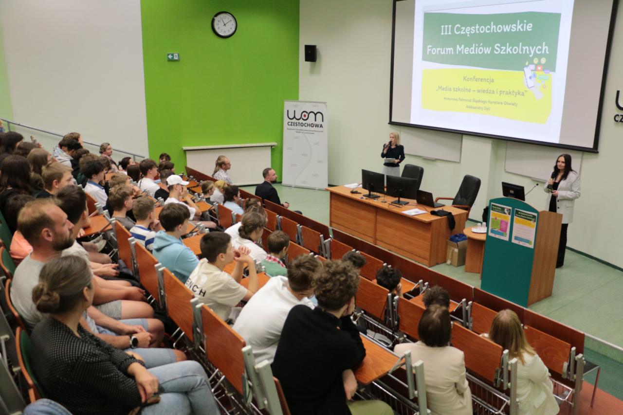 konferencja - widok na aulę, prowadzących i uczestników