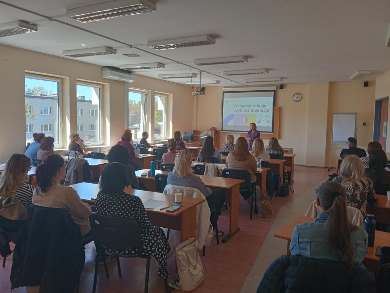 zdjęcie sali z prowadzącym i uczestnikami podczas konferencji